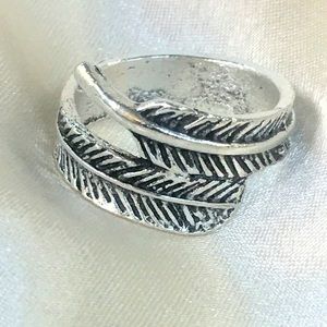 ❤️ 2 for $10 PRICE DROP 
Birds of a Feather Ring